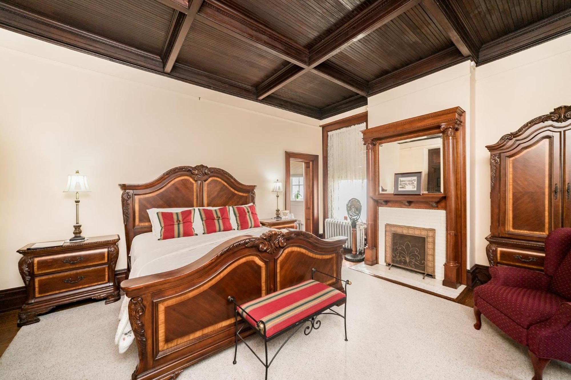 Готель One Of These Nights - King Sized Bed - Sleeps 2 Лінчбурґ Екстер'єр фото