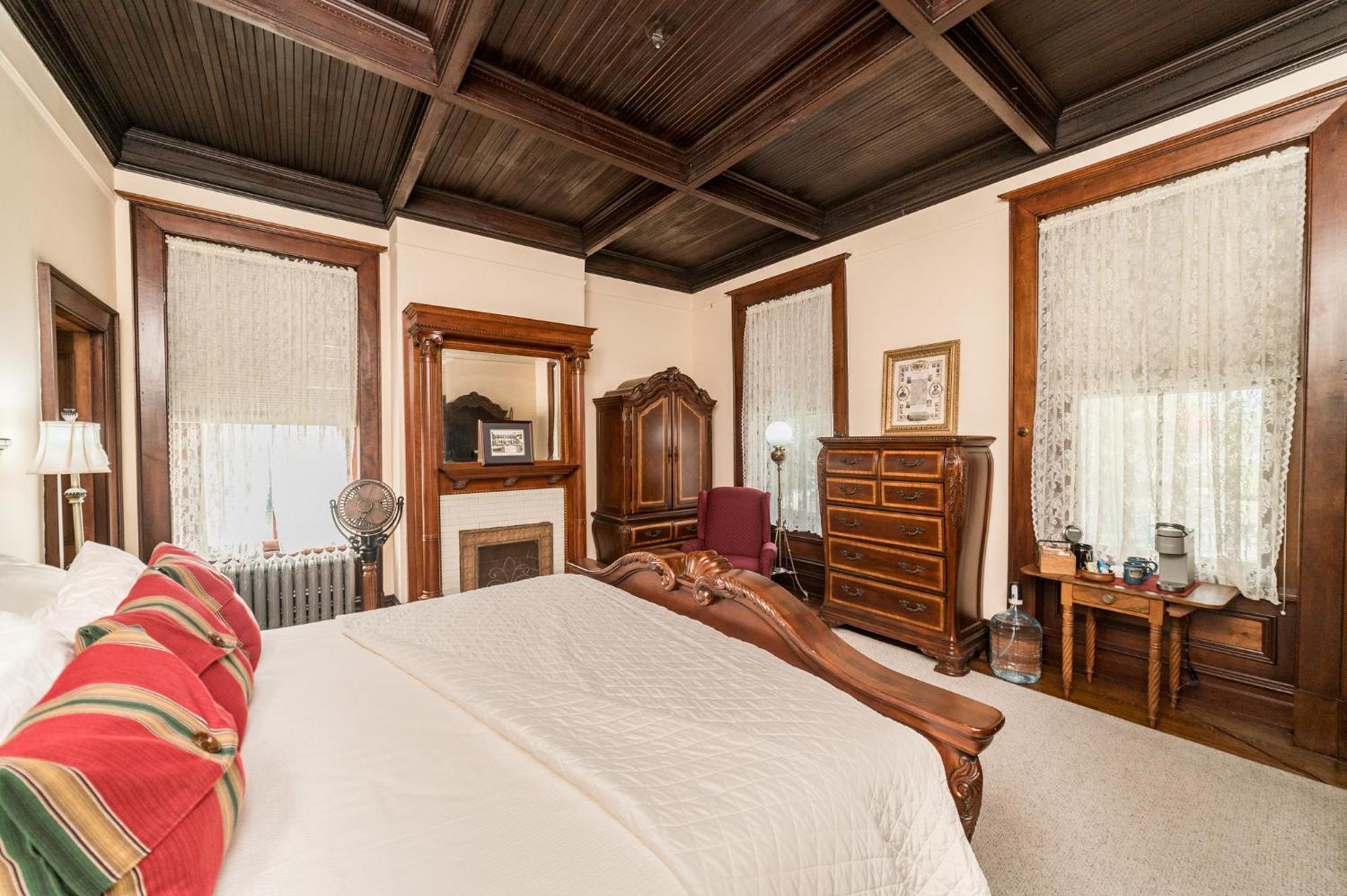 Готель One Of These Nights - King Sized Bed - Sleeps 2 Лінчбурґ Екстер'єр фото